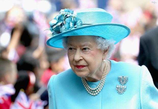 Королева відома своїми яскравими і сміливими капелюшками.