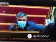 Гола дівчина цікавіша від політики: 
